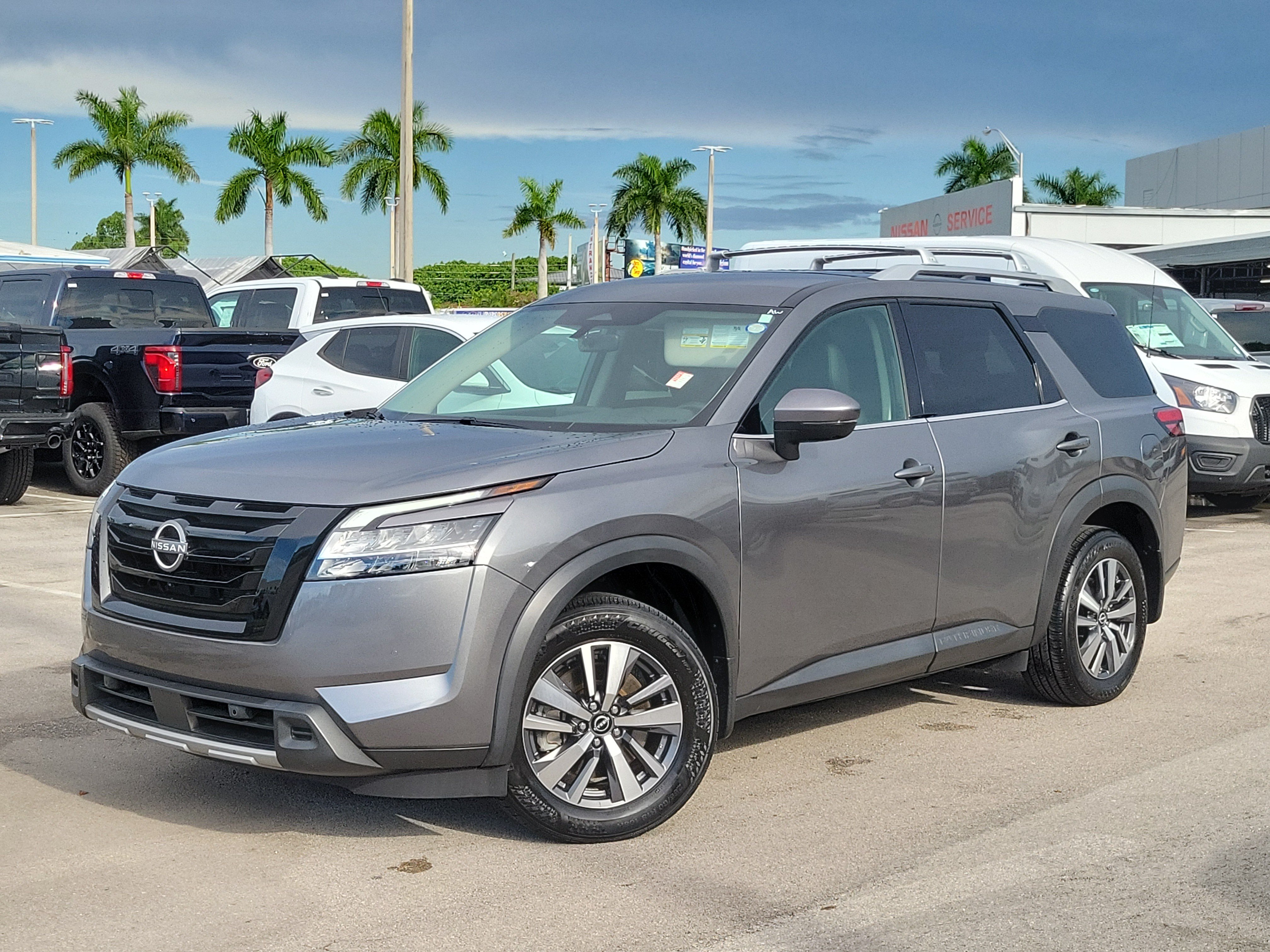 Used 2024 Nissan Pathfinder SL w/ Black Appearance Package FWD image 33