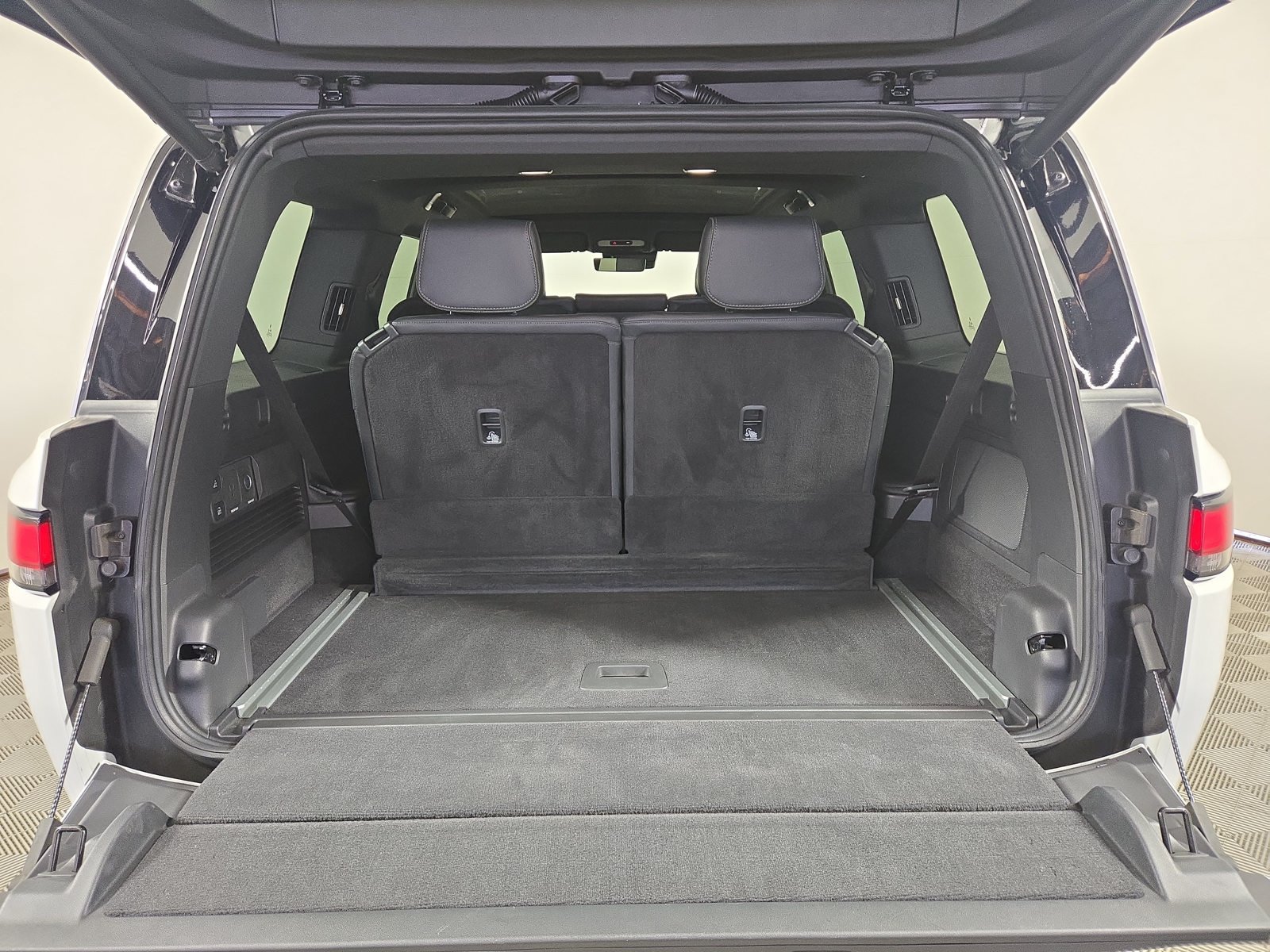 Used 2025 Rivian R1S Adventure Dual AWD/4WD image 15