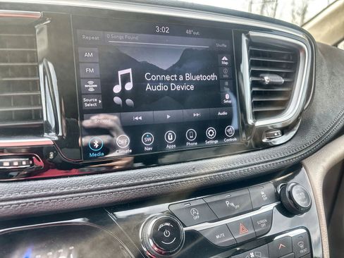Used 2020 Chrysler Pacifica Limited FWD image 12