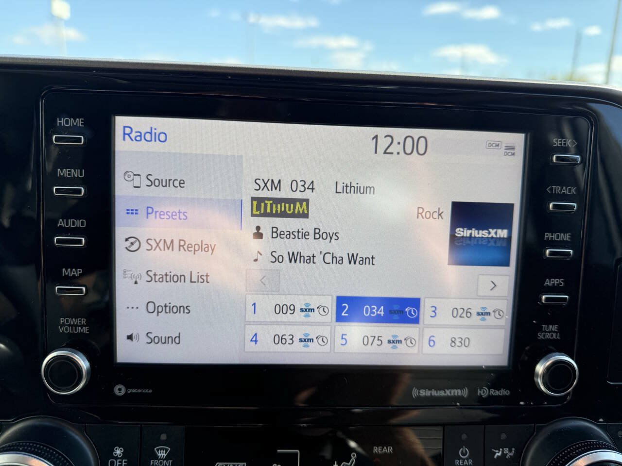 Used 2021 Toyota Highlander XLE AWD/4WD image 19