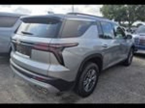 Used 2026 Chevrolet Traverse LT FWD image 3