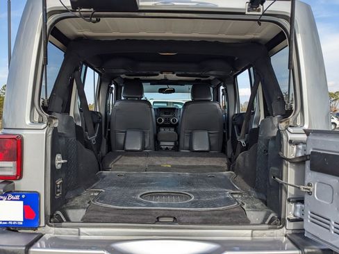 Used 2017 Jeep Wrangler Unlimited Sahara w/ Connectivity Group image 33