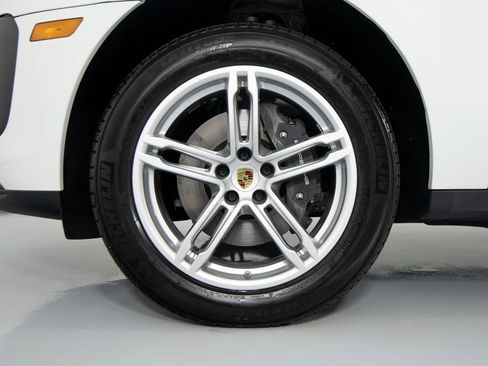 Certified 2025 Porsche Macan image 15