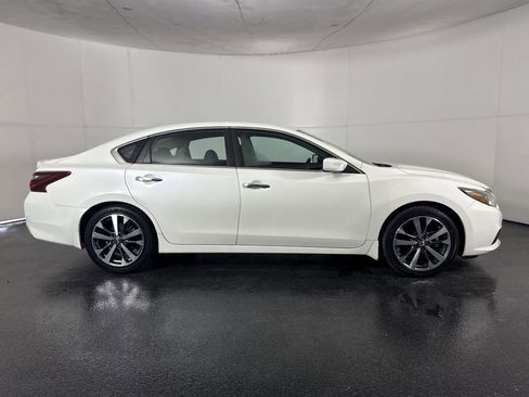 Used 2017 Nissan Altima 2.5 SR w/ LED Appearance Package image 13