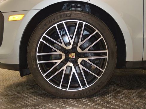 Certified 2025 Porsche Macan image 13