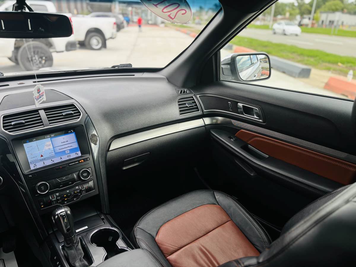 Used 2019 Ford Explorer XLT w/ Equipment Group 202A AWD/4WD image 47