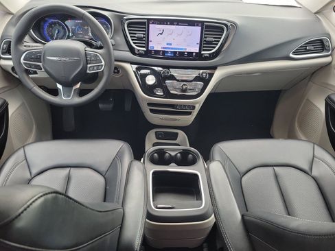 Used 2024 Chrysler Pacifica Touring-L FWD image 9