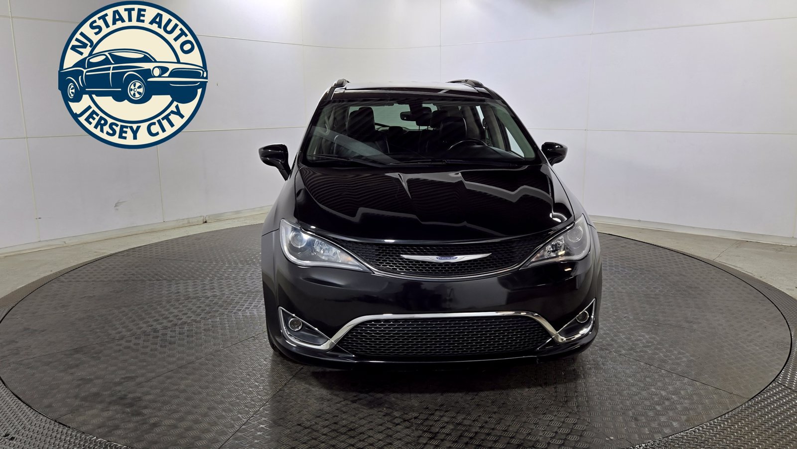Used 2019 Chrysler Pacifica Touring-L FWD image 2