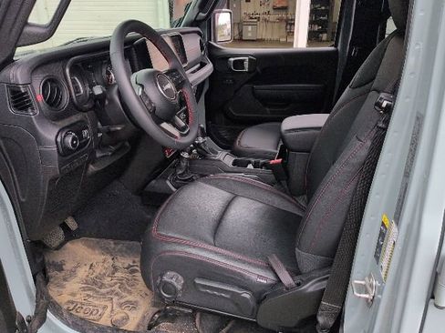 Used 2024 Jeep Wrangler Unlimited Rubicon w/ Convenience Group AWD/4WD image 6
