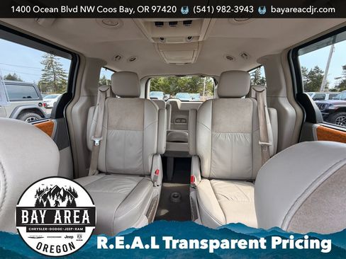 Used 2008 Chrysler Town & Country Limited w/ Flexible Seating Group FWD image 19