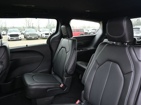 New 2026 Chrysler Pacifica Select image 19