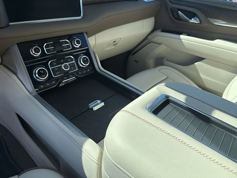 Used 2024 GMC Yukon Denali w/ Denali Reserve Package image 37