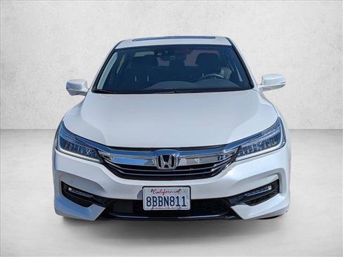 Used 2017 Honda Accord Touring image 2