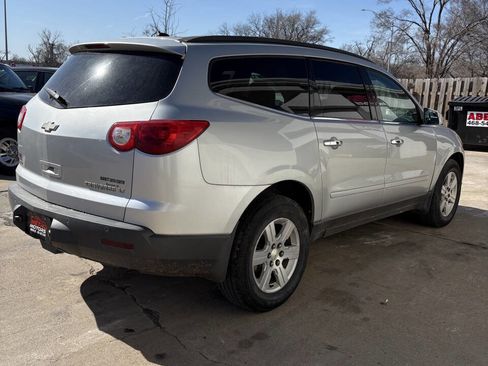 Used 2010 Chevrolet Traverse LT image 3