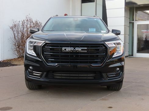 Used 2022 GMC Terrain SLT w/ Tech Package image 2