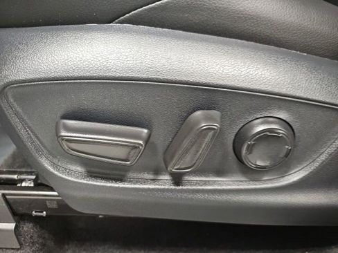 Used 2025 Toyota Tacoma Limited AWD/4WD image 17