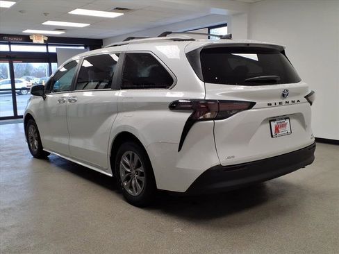Certified 2023 Toyota Sienna XLE image 3