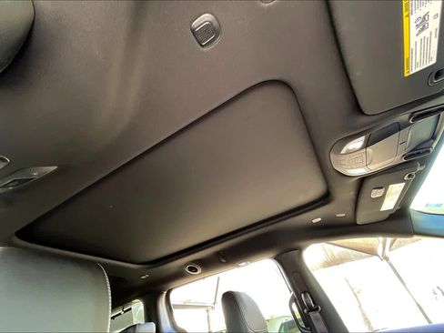 Used 2023 Chrysler Pacifica Limited w/ Uconnect Theater Family Group image 13