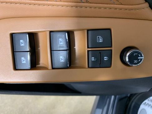 Used 2020 Toyota Avalon Limited image 18