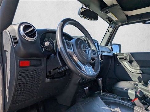 Used 2016 Jeep Wrangler Unlimited Rubicon image 10