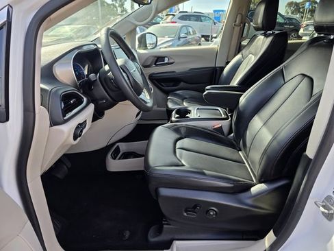 Used 2023 Chrysler Pacifica Touring-L image 17
