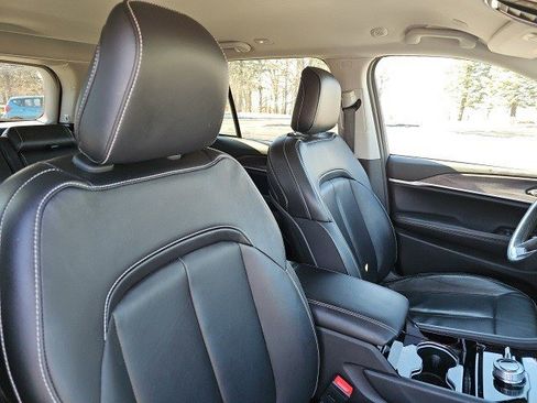 Used 2023 Jeep Grand Cherokee Limited w/ Black Appearance Package image 12