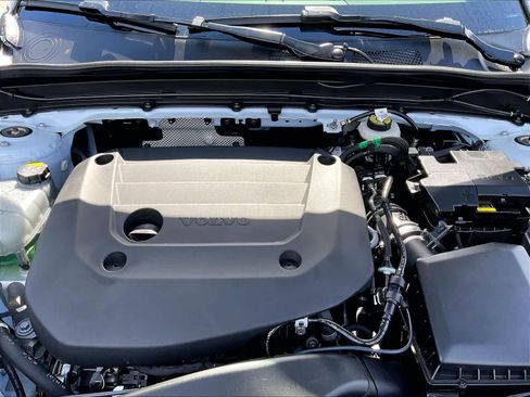 Used 2025 Volvo XC40 B5 Plus image 12