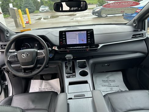 Used 2023 Toyota Sienna XSE AWD/4WD image 18