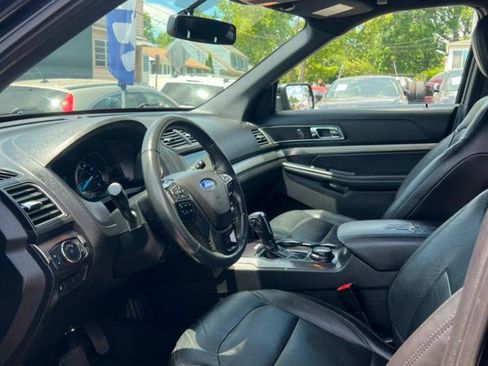 Used 2018 Ford Explorer XLT w/ Equipment Group 202A AWD/4WD image 17