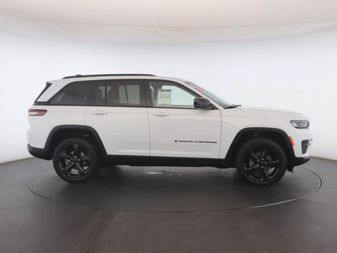 Used 2023 Jeep Grand Cherokee Altitude AWD/4WD image 23