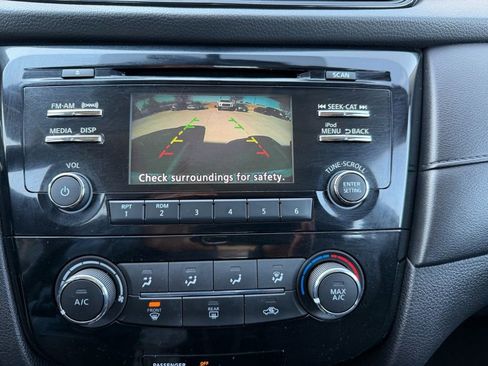 Used 2017 Nissan Rogue S image 22