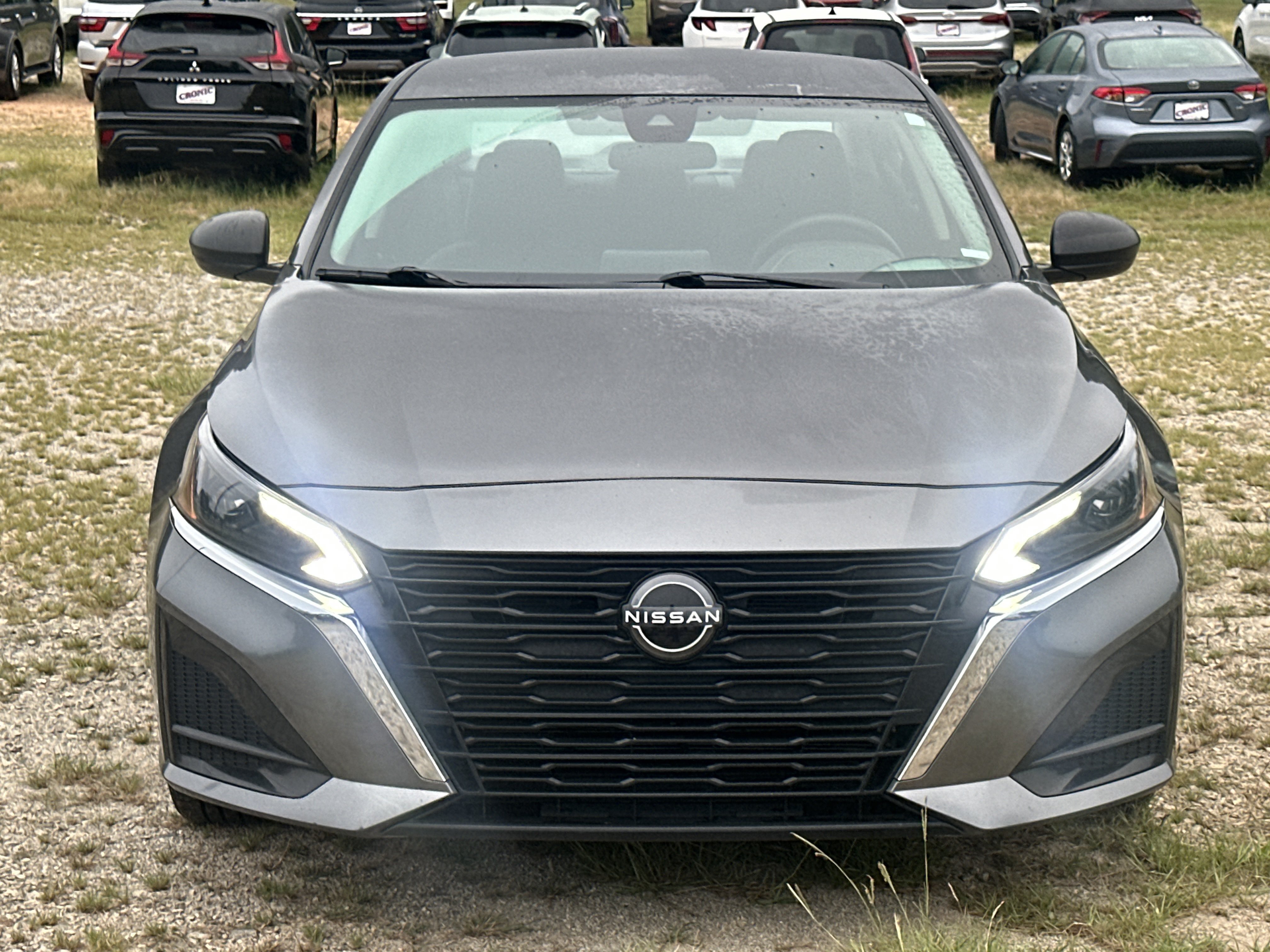 Used 2024 Nissan Altima 2.5 SV FWD image 2