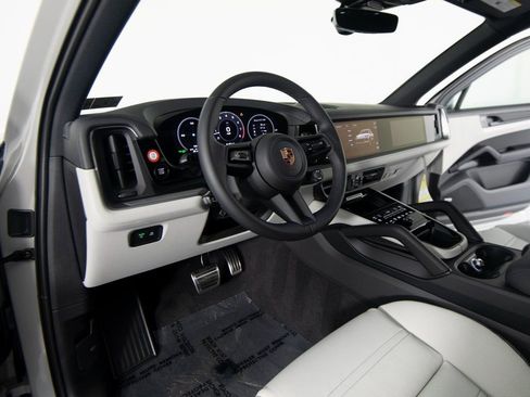 New 2026 Porsche Cayenne S image 4