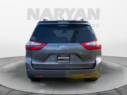 Used 2019 Toyota Sienna LE w/ Carpet Mat Package image 7
