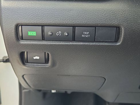 Certified 2021 Nissan Sentra SR FWD image 9