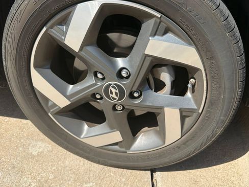 Used 2024 Hyundai Venue Limited FWD image 10