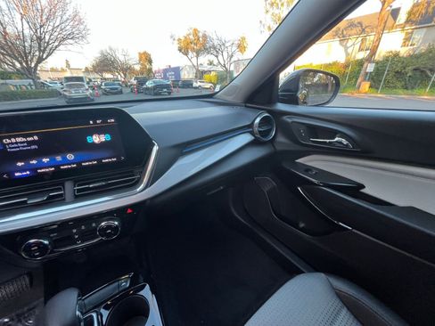 Used 2025 Chevrolet Trax LT image 33