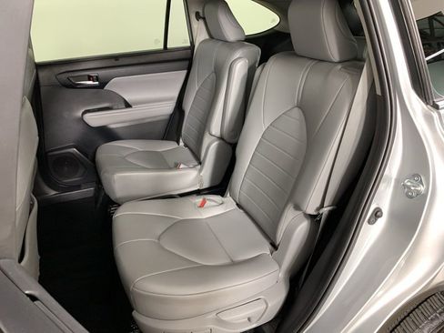Used 2022 Toyota Highlander XLE AWD/4WD image 32