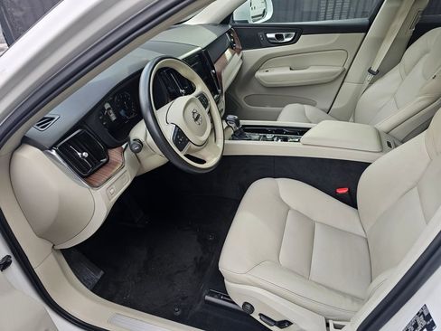 Used 2021 Volvo XC60 T5 Momentum image 16