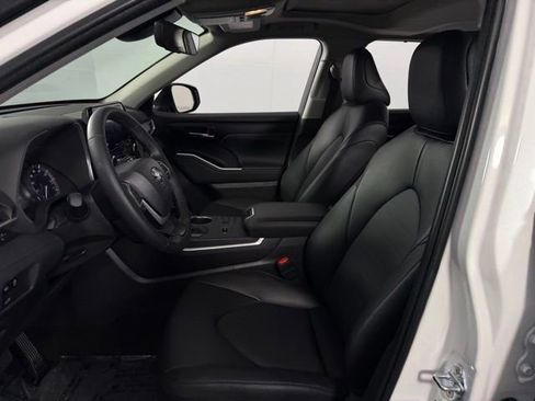 Used 2025 Toyota Highlander XLE FWD image 14
