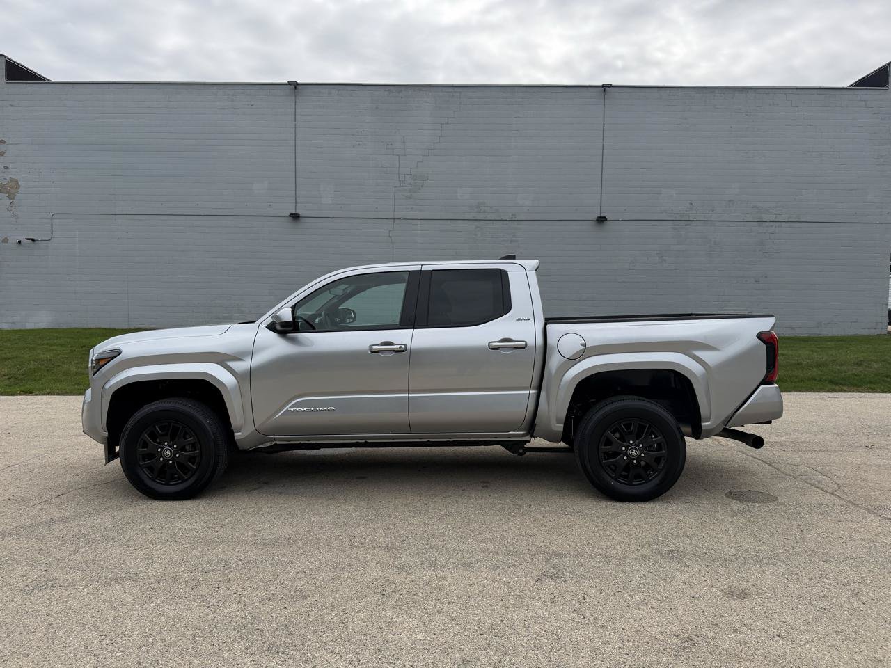 Used 2024 Toyota Tacoma SR5 AWD/4WD image 4