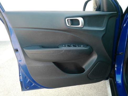 Used 2023 Hyundai Venue SE FWD image 13