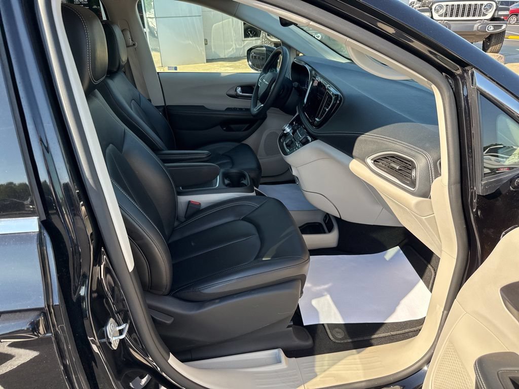 Used 2024 Chrysler Pacifica Limited FWD image 12