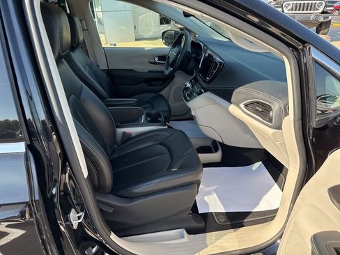 Used 2024 Chrysler Pacifica Limited FWD image 12