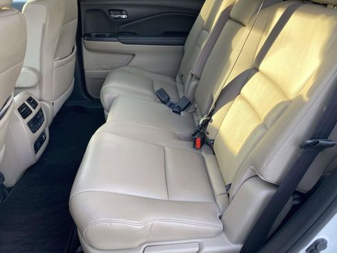 Used 2022 Honda Pilot Touring image 11