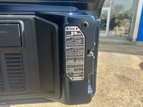 Used 2025 Jeep Wrangler Unlimited Rubicon image 37