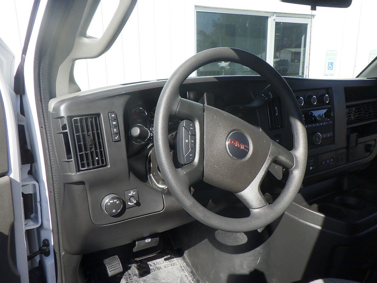 Used 2025 GMC Savana 3500 LT w/ LT Preferred Equipment Group RWD image 3