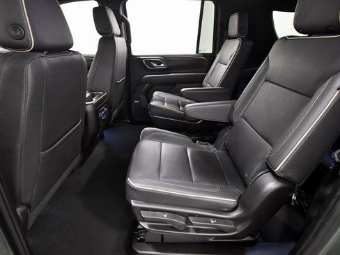 Used 2023 Chevrolet Suburban Premier image 15