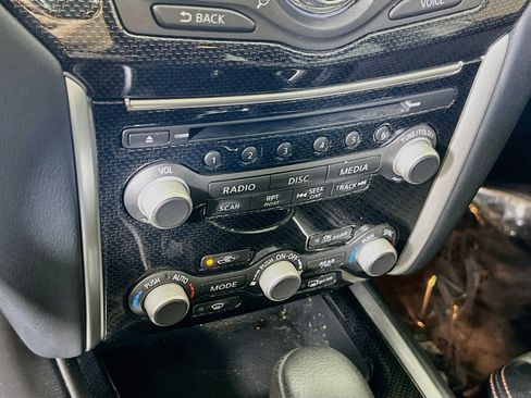 Used 2020 Nissan Pathfinder SL AWD/4WD image 16