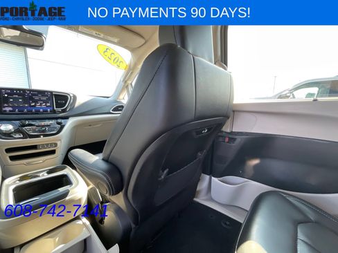 Used 2023 Chrysler Pacifica Touring-L FWD image 12